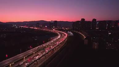 4k航拍夜幕下城市高架桥车流风光视频的预览图